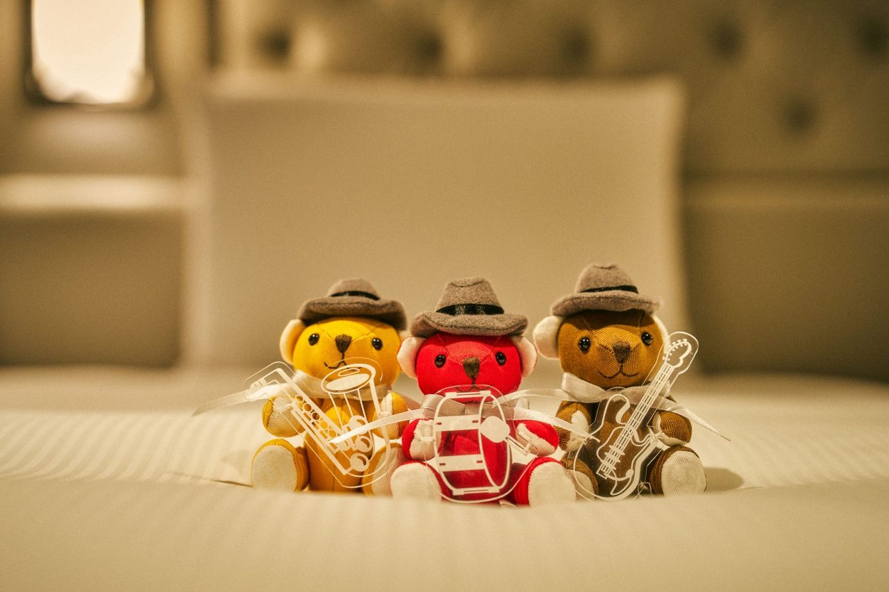 ホテルロゴ付きぬいぐるみセット ヒルトン＆コンラッド&リッツなど すみっコぐらしルーム in ホテルニューオータニ」が全国3か所で